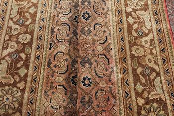 An oriental, vintage design carpet, c. 317 x 216 cm.