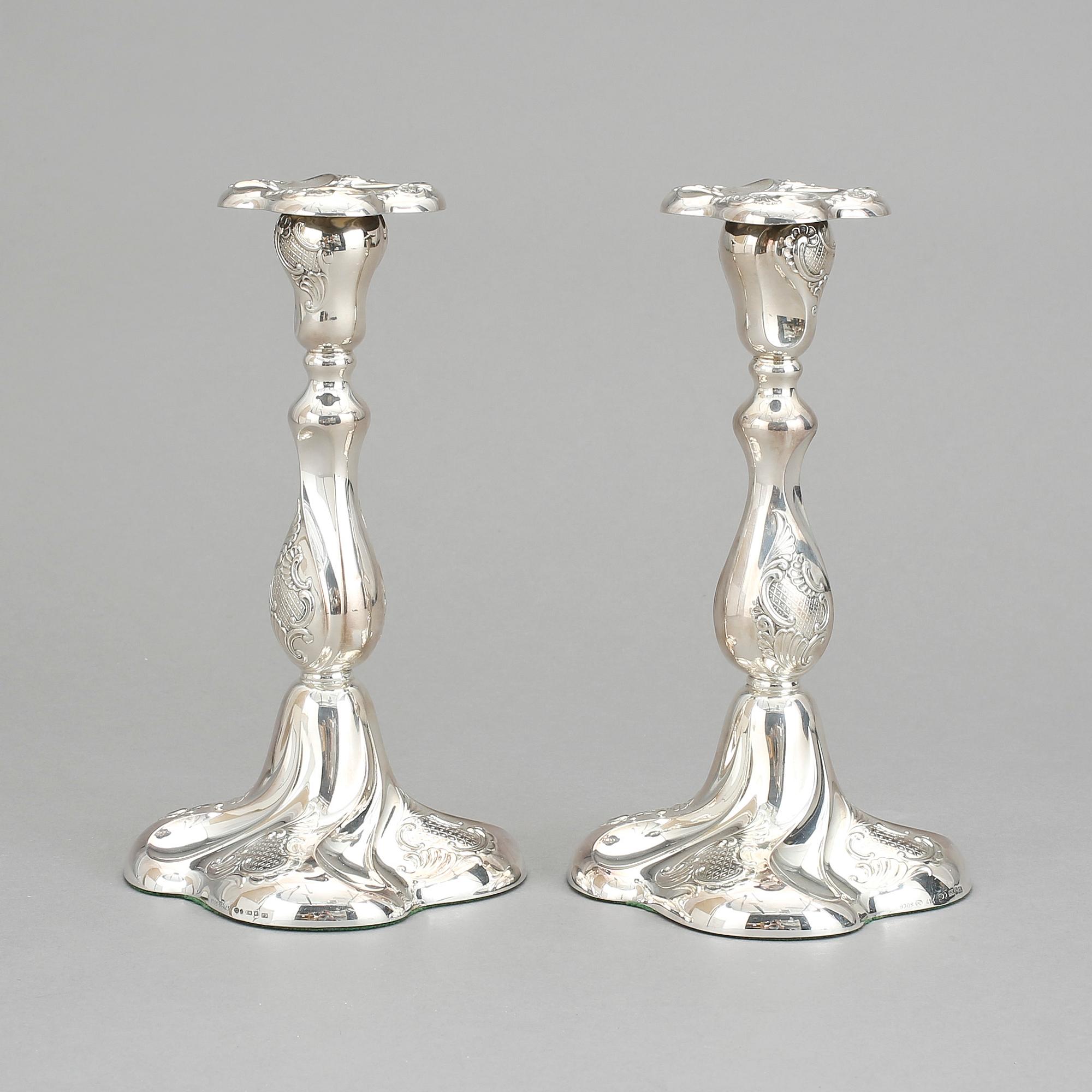 LJUSSTAKAR, ett par, silver, rokokostil, omkring 1900-talets mitt.