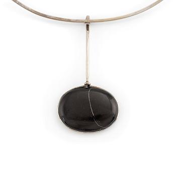 515. Vivianna Torun Bülow-Hübe, a pendant with chain, silver with a beach pebble, 1963.