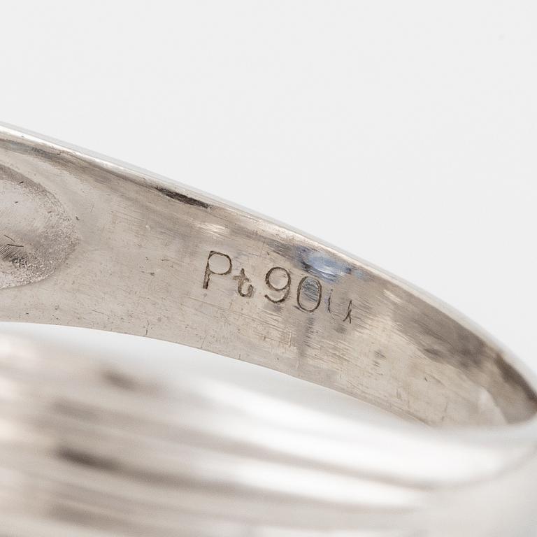 Ring platinum, with a sapphire and brilliant-cut diamonds.
