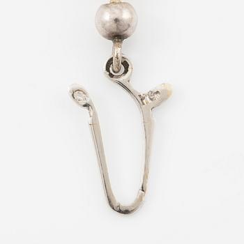 Necklace of cultured pearls with an 18K gold clasp and a cultured pearl.