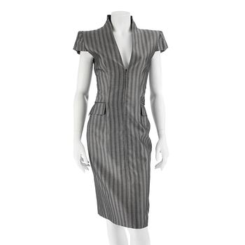 666. ALEXANDER MCQUEEN, a grey dress. Size 44.