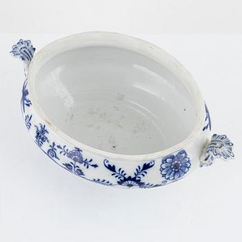 A 33-piece porcelain dinner service, "Ziebelmunter", mostly STadt Meissen, Germany.
