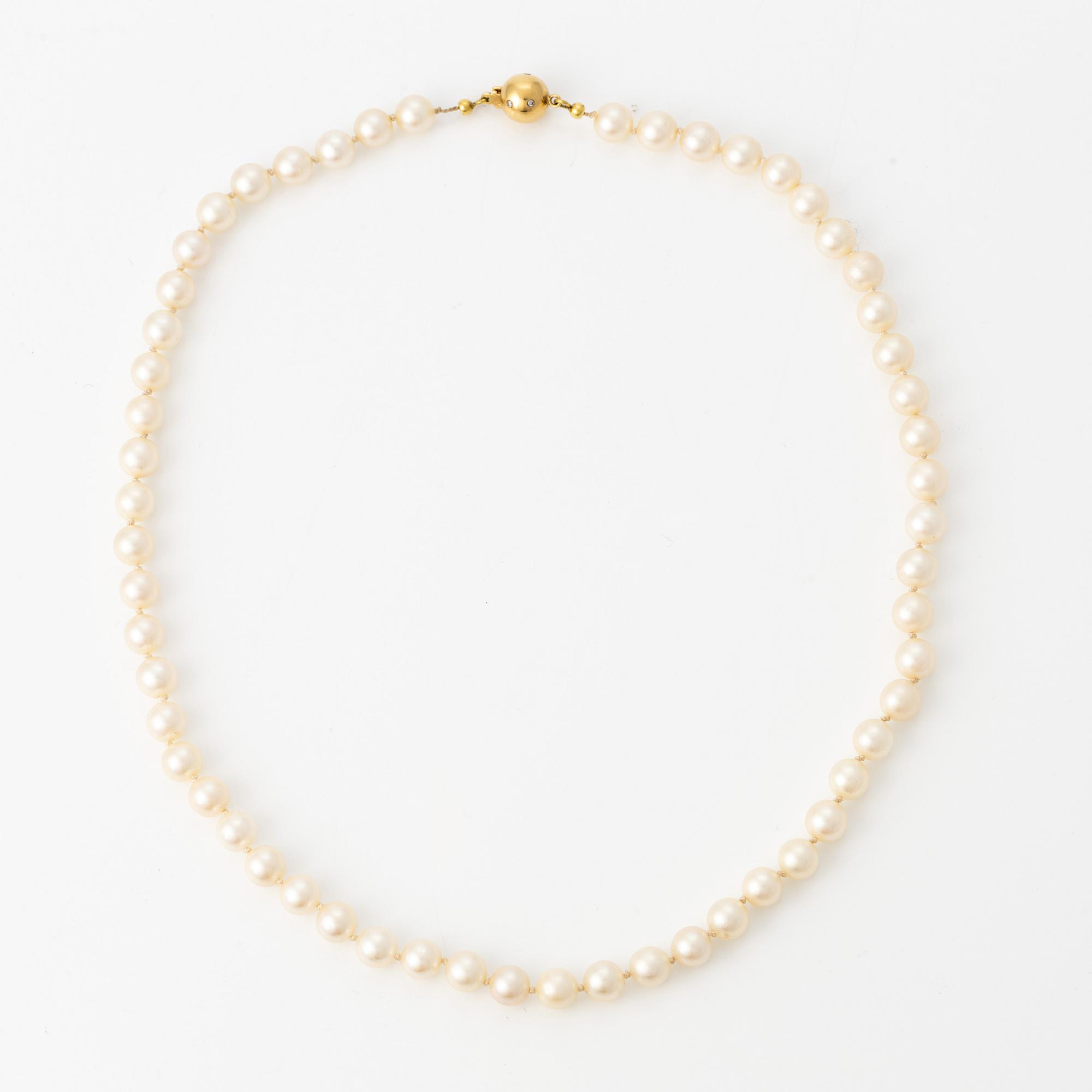 Pärlcollier, odlade pärlor, med lås i 18K guld med diamanter.