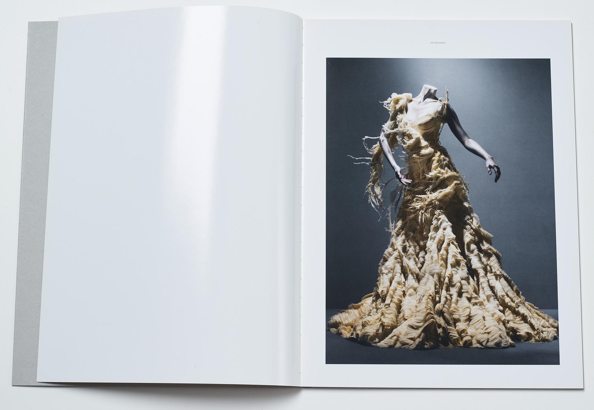 Sølve Søndsbø, bok Pictures from Savage Beauty signed.