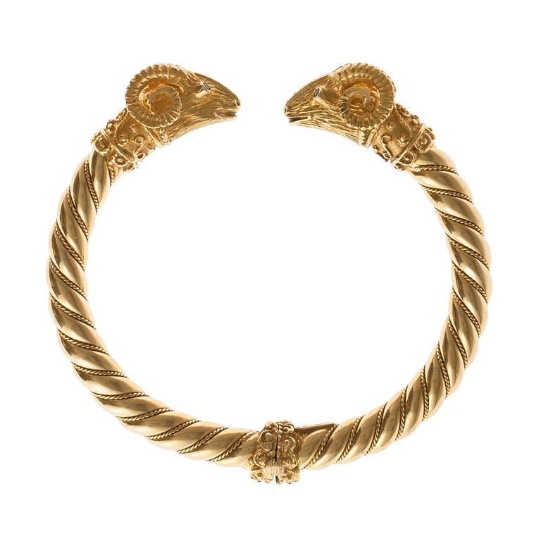 RANNERENGAS, 18K kultaa rubiineja, briljanttihiottuja timantteja n. 0.6 ct. Paino 47,2 g.