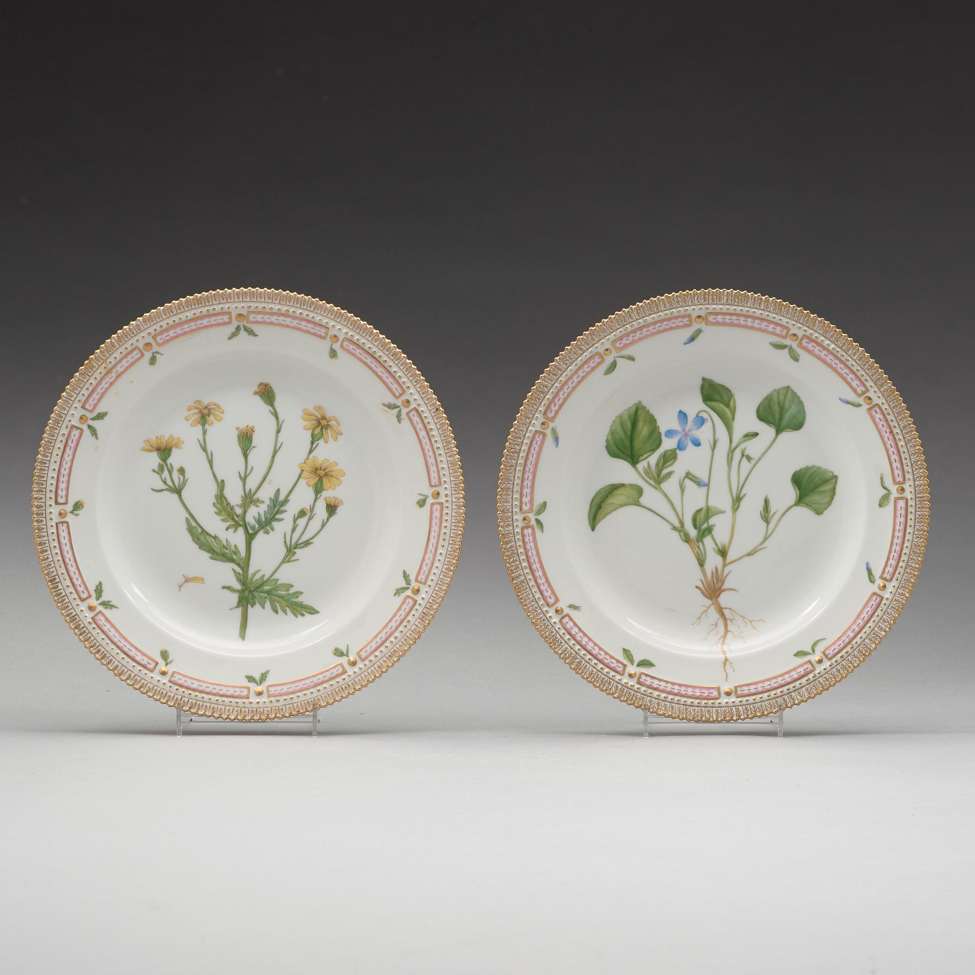 A set of seven Royal Copenhagen 'Flora Danica' dinner plates, 20th Century.