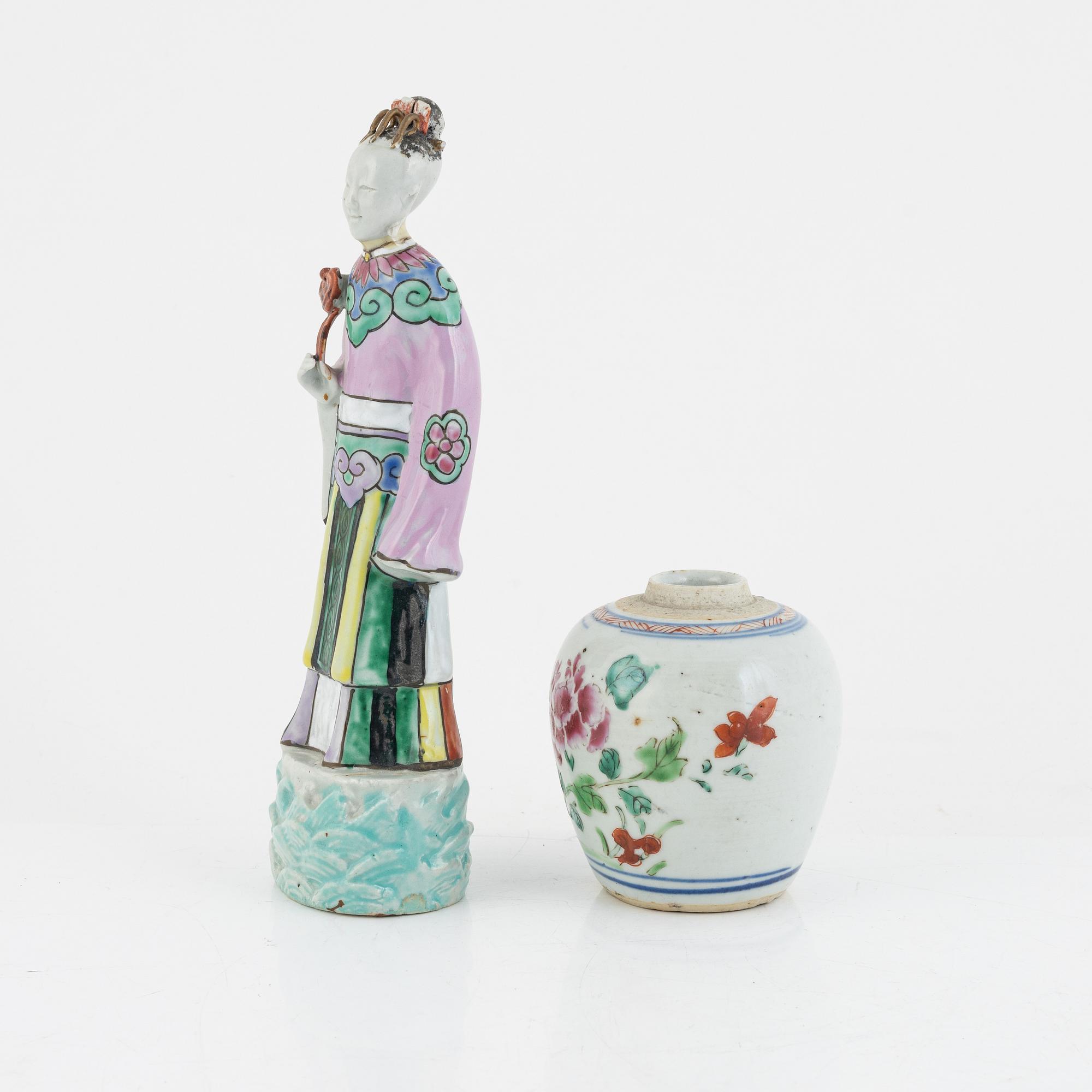 Figurin och bojan, porslin, Kina, Qingdynastin (1644-1912).