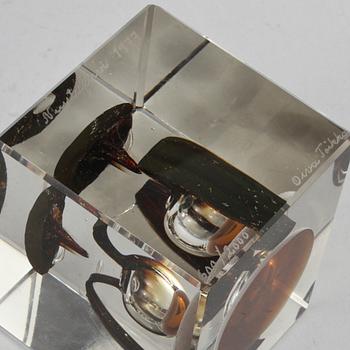 ÅRSKUB, glas, Oiva Toikka, Nuutajärvi, signerad, numrerad 600/2000 och daterad 1977.