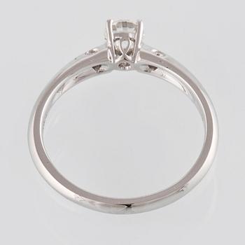 RING, 18K vitguld med briljantslipad diamant 0.38 ct samt 4 små briljantslipade diamanter ca 0.03 ct. Vikt 2,8 gram.