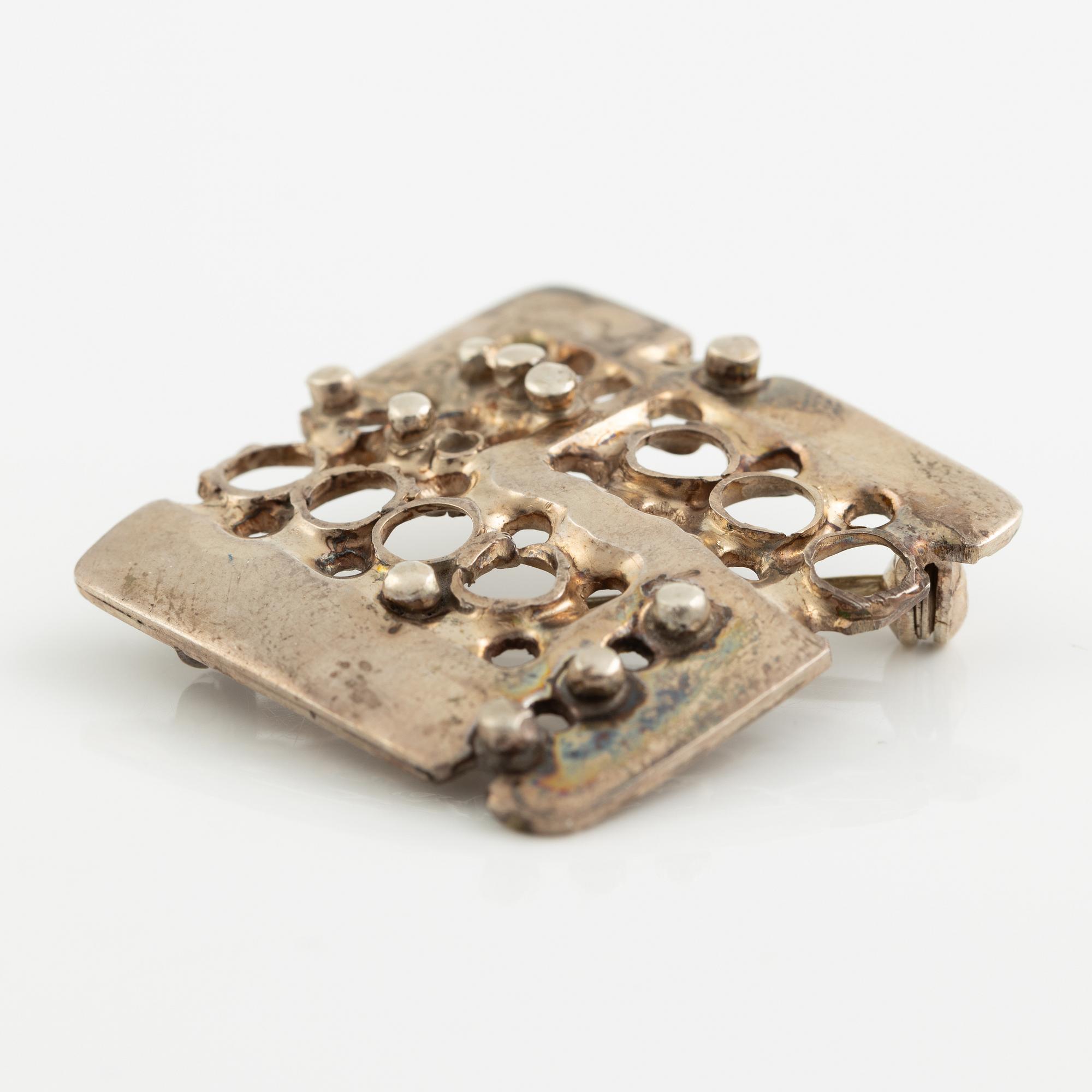 Lars Arby, två par örhängen och en brosch, sterlingsilver, Göteborg 1969, 1970 och 1980.