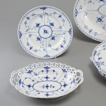 SERVISDELAR, 23 st, porslin, "Musselmalet", Royal Copenhagen, Danmark, 1900-talets andra hälft.