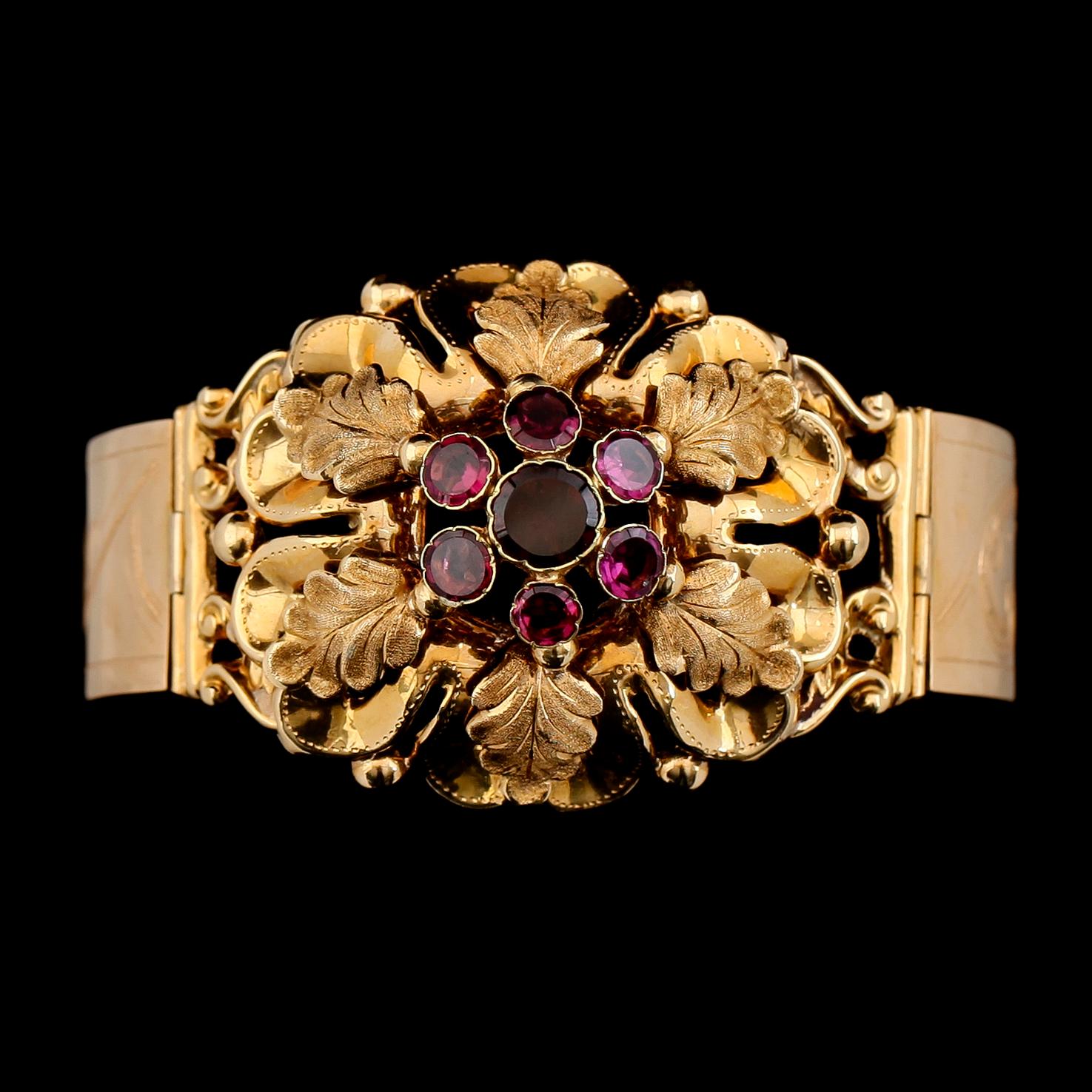 ARMBAND, 18K guld, 1969 med ametister. Total vikt ca 44 g.