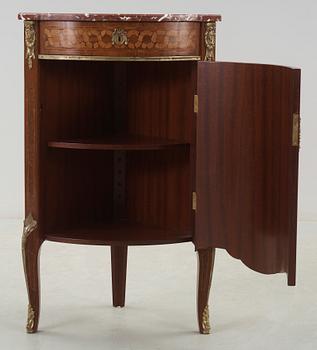 HÖRNSKÅP, gustaviansk stil, 1900-talets mitt.