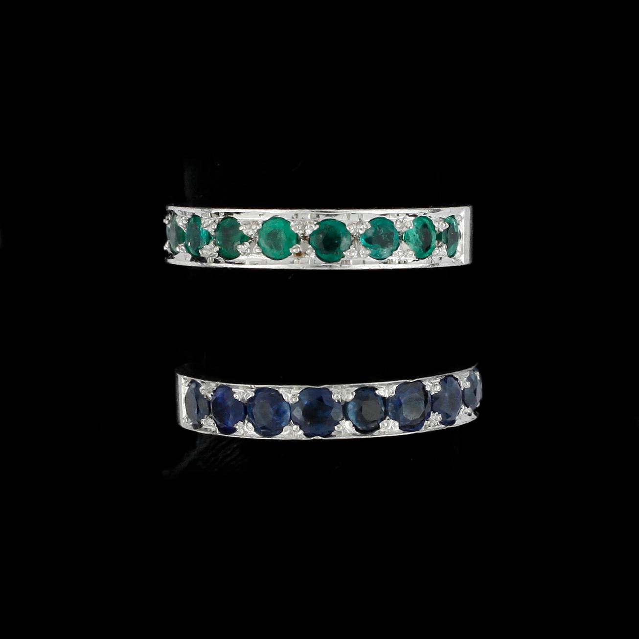 RINGAR, 2st, 18k vitguld med smaragder tot ca0,80ct och safirer tot ca1,80ct, enligt gravyrer. Totalvikt 10g.
