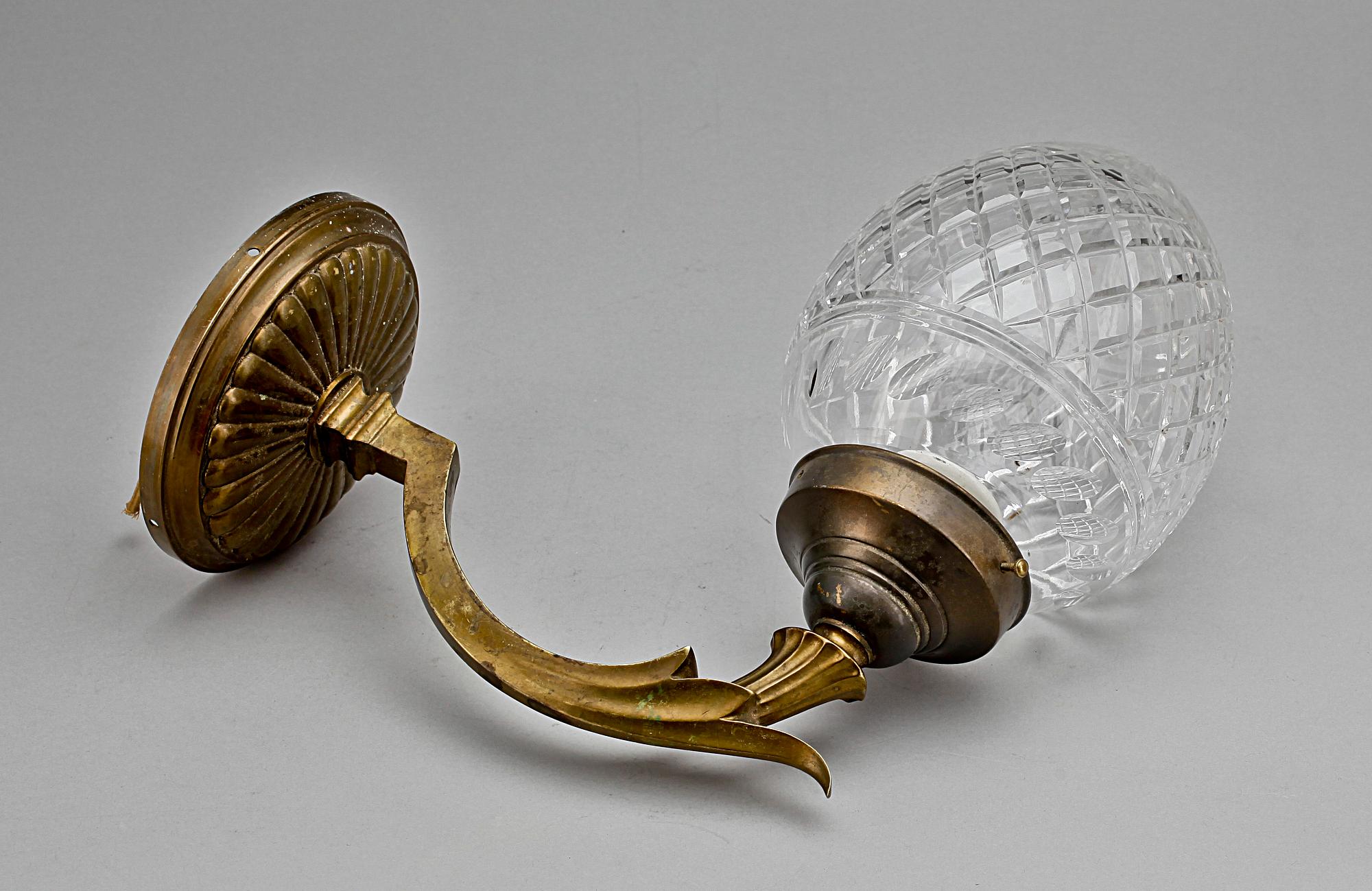 VÄGGLAMPA, mässing samt glas, 1900-talets första hälft.