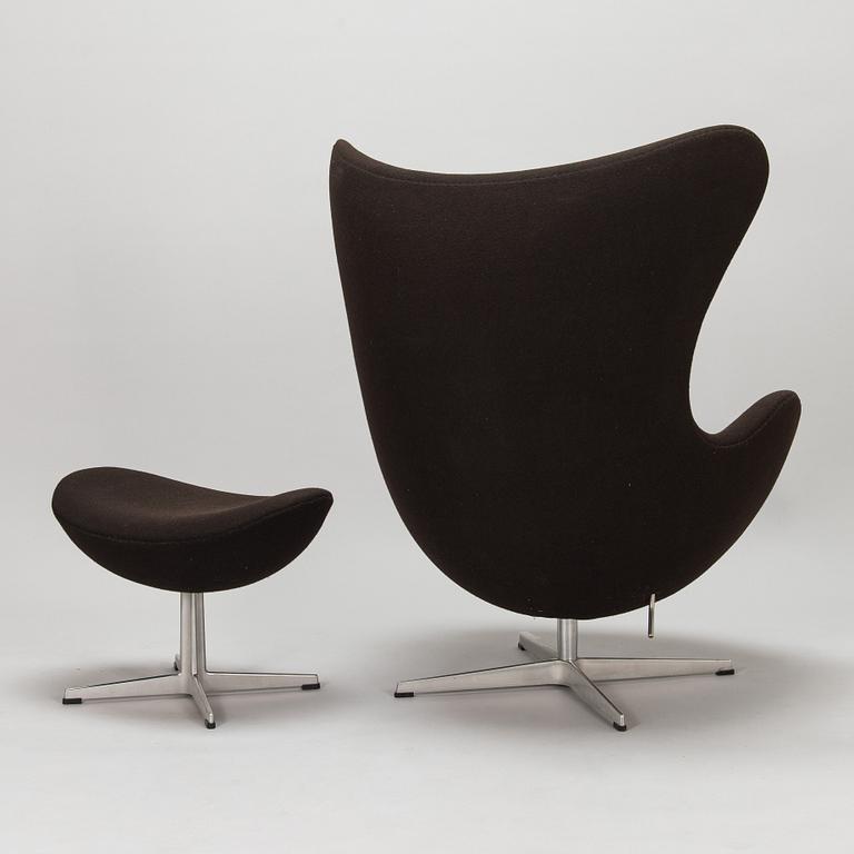 Arne Jacobsen, fåtölj med fotpall "Ägget" för Fritz Hansen 2011.