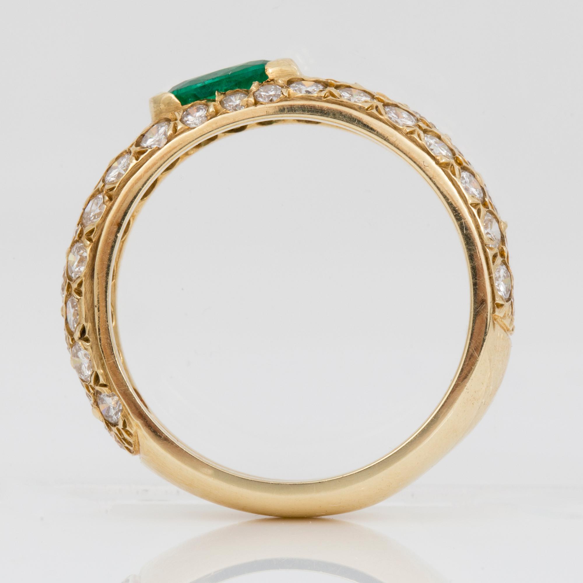 RING, med facetterad smaragd, ca 0,40 ct och små briljantslipade diamanter, totalt ca 1,38 ct.