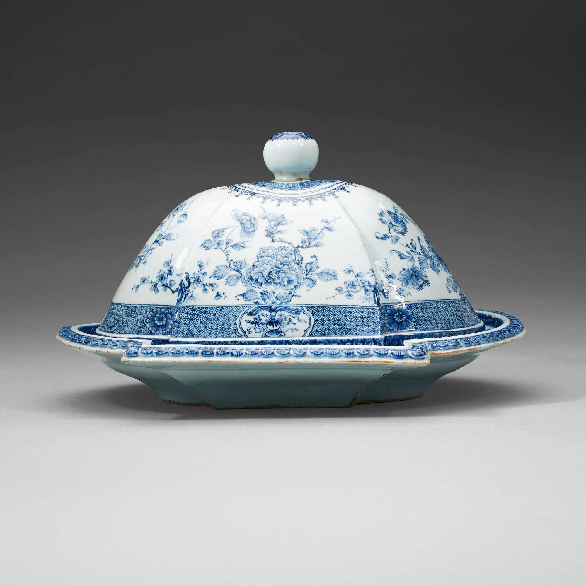 A blue and white dish with cover, Qing dynasty, Yongzheng (1723-35).