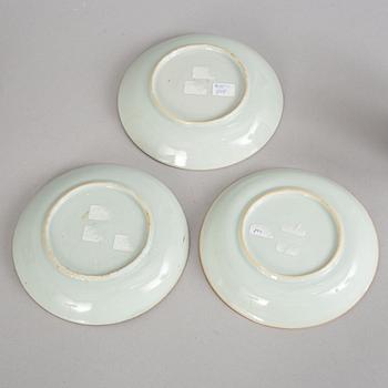 Koppar med fat, två stycken, samt ett extra fat, porslin. Qingdynastin, 1700-tal.