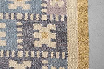 Sigvard Bernadotte, a carpet, "Vitsippa", flat weave, 846 x 395,5 cm, signed SB.