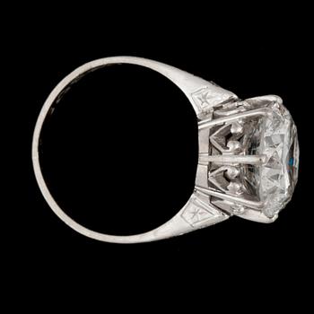 A brilliant cut diamond ring, 4.68 cts, set with smaller diamond to the sides.