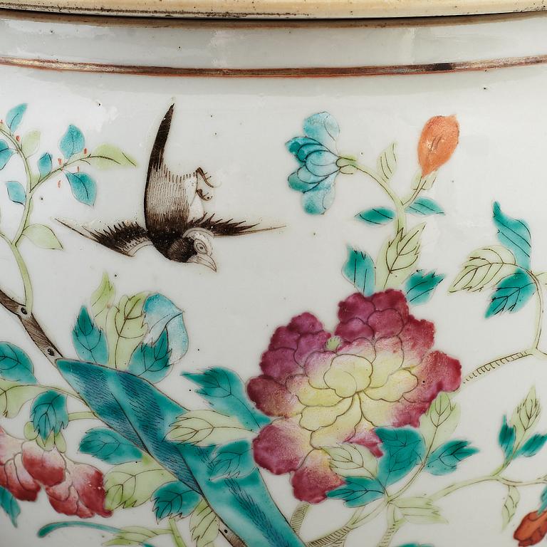 A group of two famille rose jars with covers, Qing dynasty, late 19th century.