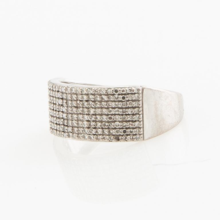Ring, 18k white gold with octagon-cut diamonds.