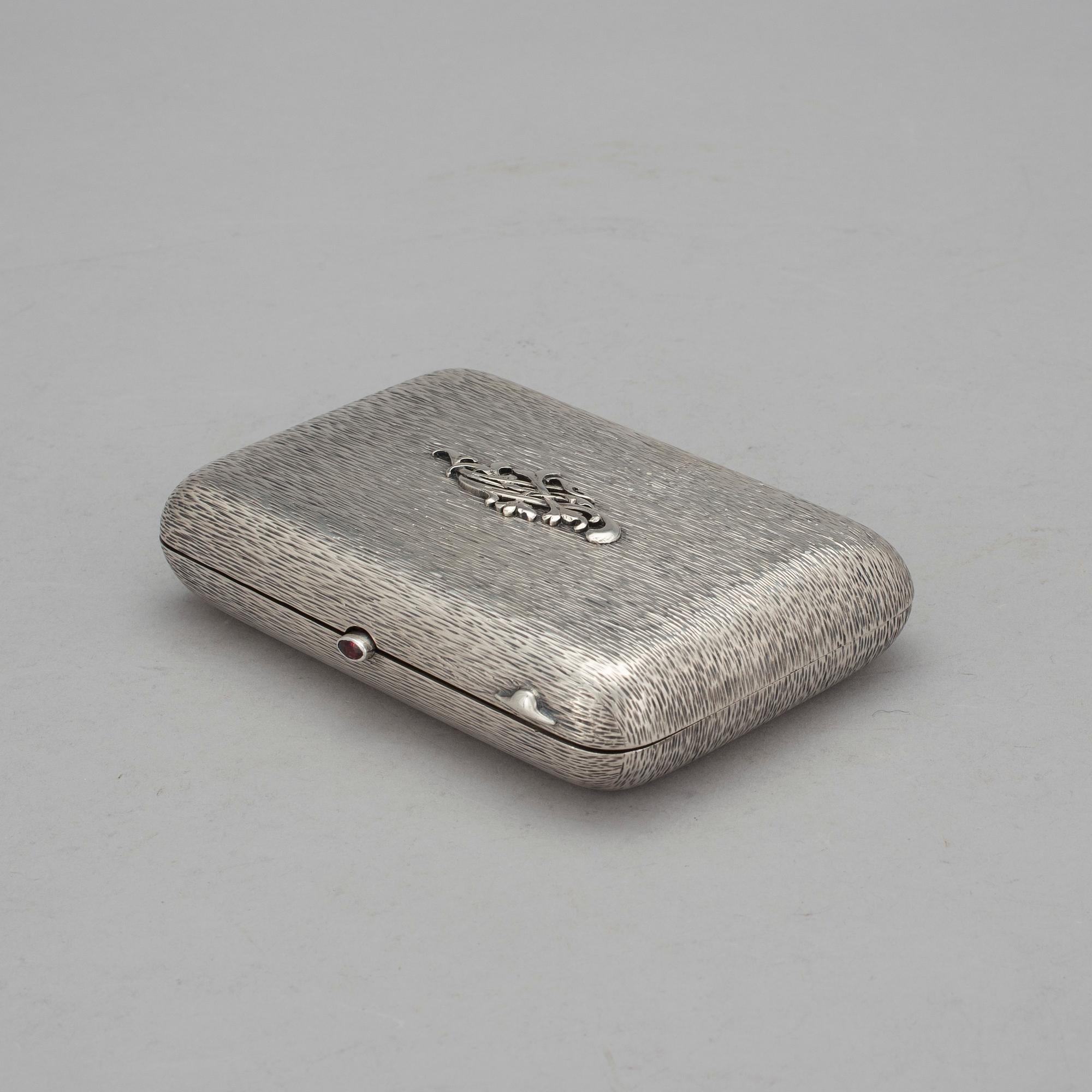 CIGARETTETUI, silver, Nikolay Shepelev, Riga, Lettland. 1902-1919. Vikt ca 325 gram.