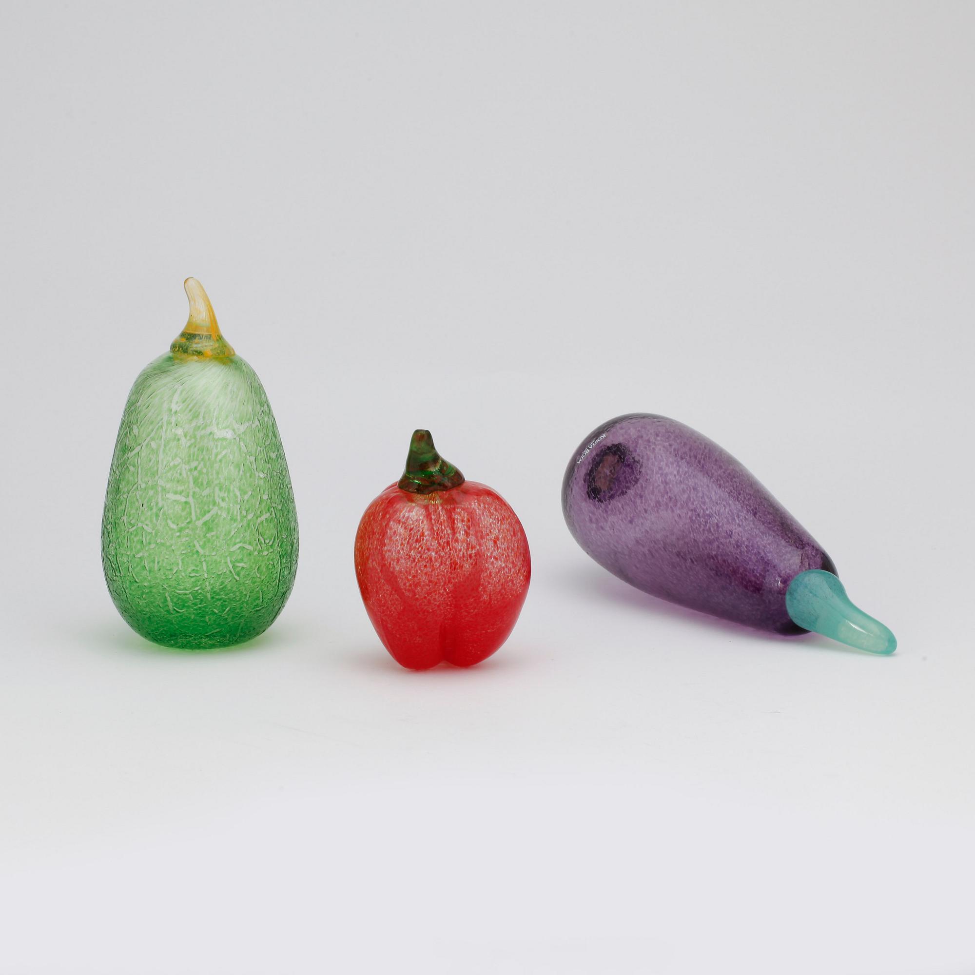 OBJEKT, 3 st, glas, Gunnel Sahlin, Kosta, Signerade och numrerade.