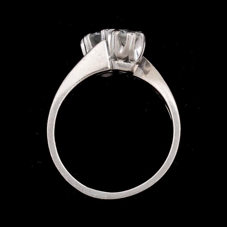 RING, 18k vitguld, 2 runda briljantslipade diamanter ca 0,50ct samt 0,26ct. Vikt ca 6,5g.