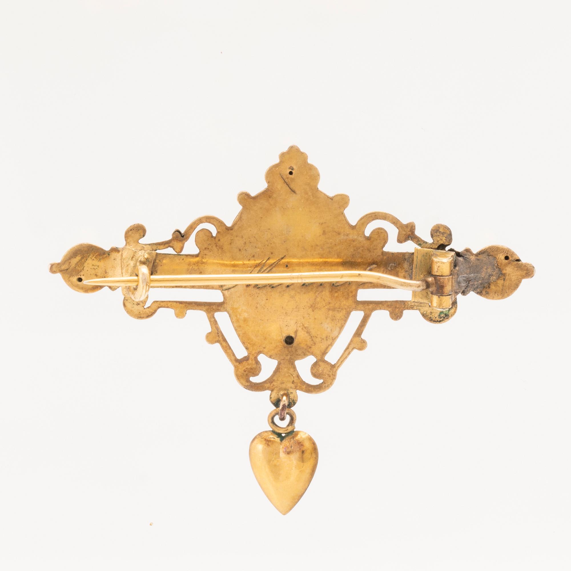 A brooch circa 1900.