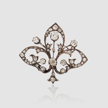 1430. An Edwardian antique-cut diamond brooch.