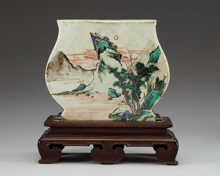 A famille verte stand, Qing dynasty, Kangxi (1662-1722).