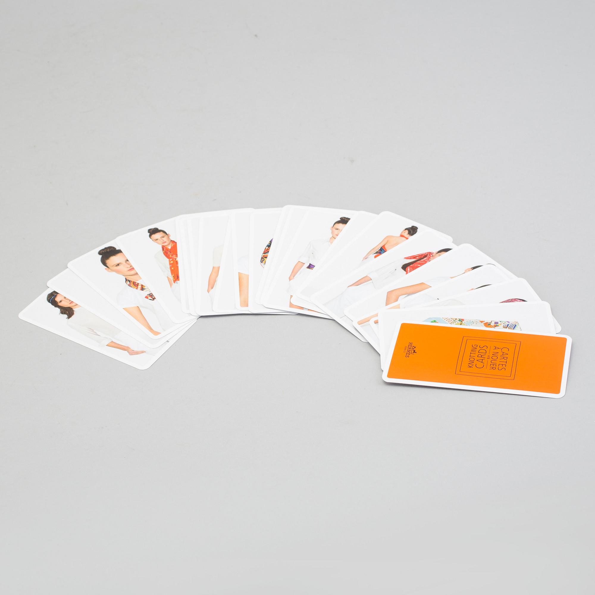 KNOTTING CARDS, "Cartes À Nouer", Hermès. Kort i originaletui med 21 olika sätt att knyta Hermès-scarfar på.