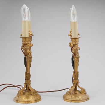 BORDSLAMPOR, ett par förgylld mässing, Ny-Louis XVI, 1800-talets andra hälft.