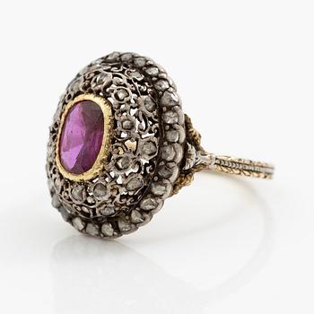 Buccellati ring 18K guld och silver med en fasettslipad rubin och rosenslipade diamanter.