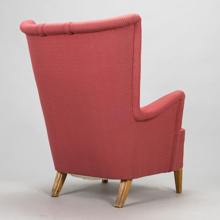 A mid-20th century armchair.