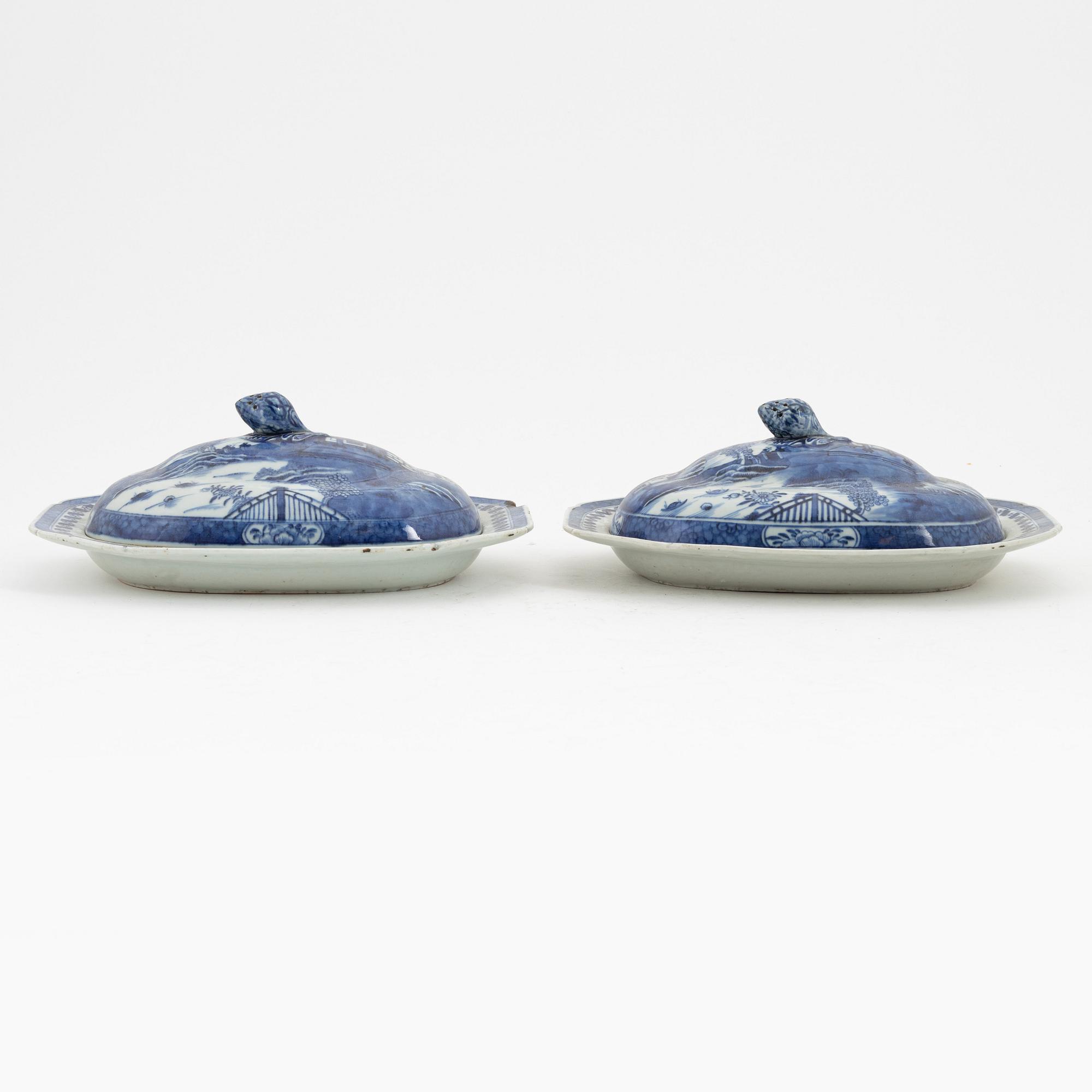 A pair of blue and white Chinese dishes with covers, Qing dynasty, Qianlong, (1736-95).