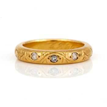 ARMBAND samt RING, 18k respektive 23k guld, vikt ca 3,4g respektive 7,1g.