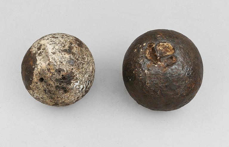 KANONKULOR, 2 st, järn, 1700-tal eller äldre.