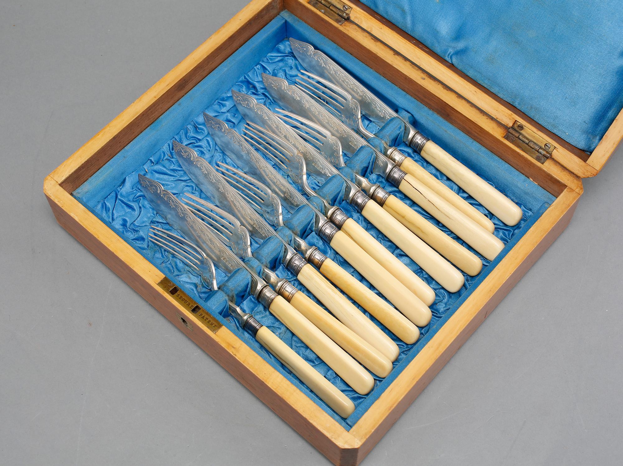 FISKBESTICK, 24 delar, nysilver, John Round & Son, England, 1900-talets början.