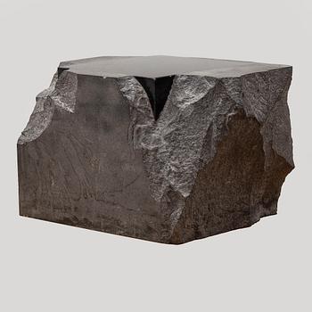 TAKASHI NARAHA, sculpture, diabase, signed and dated 86-8-28.