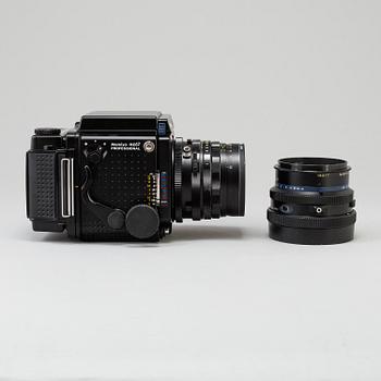 A black Mamiya RZ67 Pro Medium Format Camera Body with sekor z f = 110 mm 1:2.8 and sekor c f = 50 mm 1:4.5 lens.