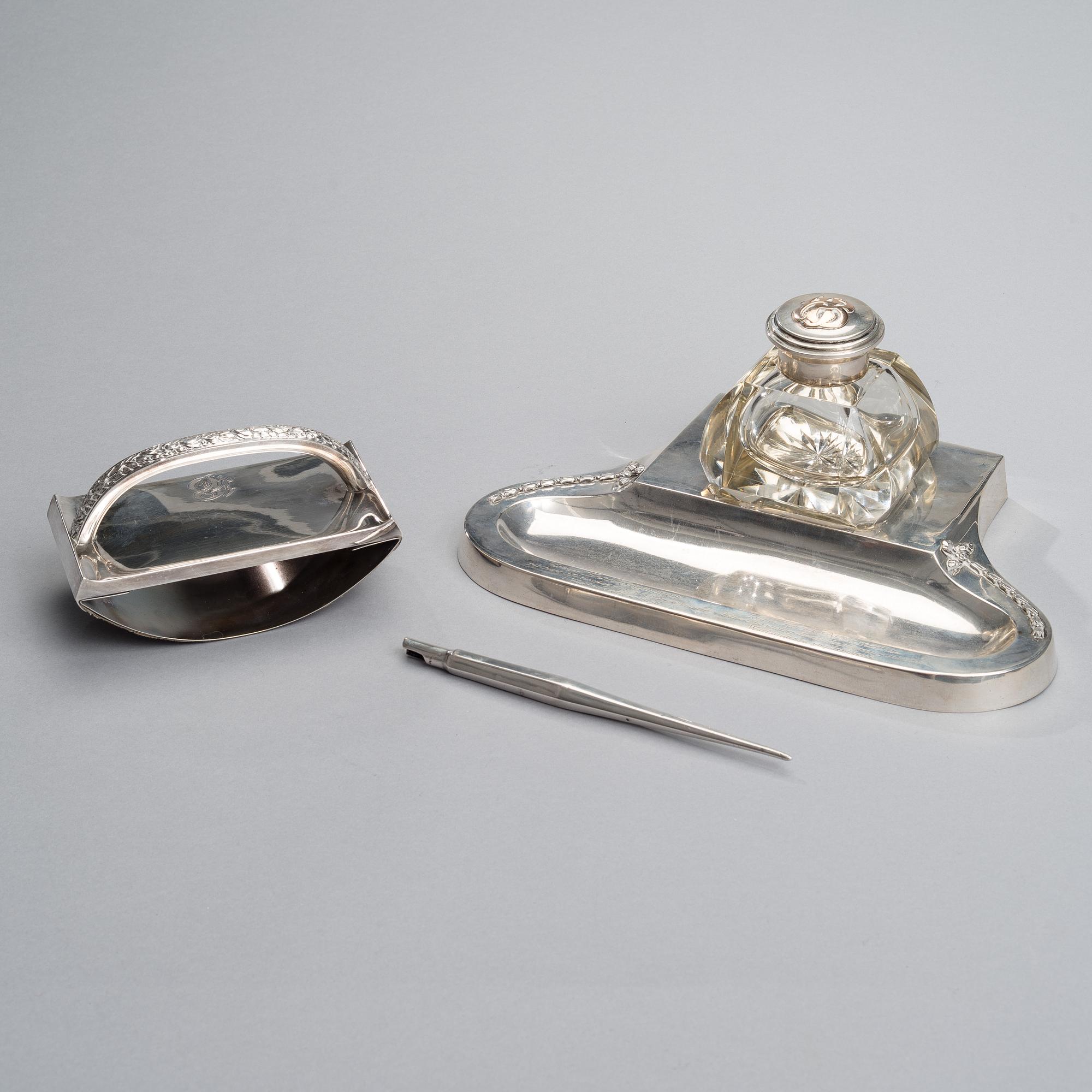 SKRIVSTÄLL, 4 delar, silver och glas, Åbo samt Helsingfors 1922. Tot vikt silver 694 g.