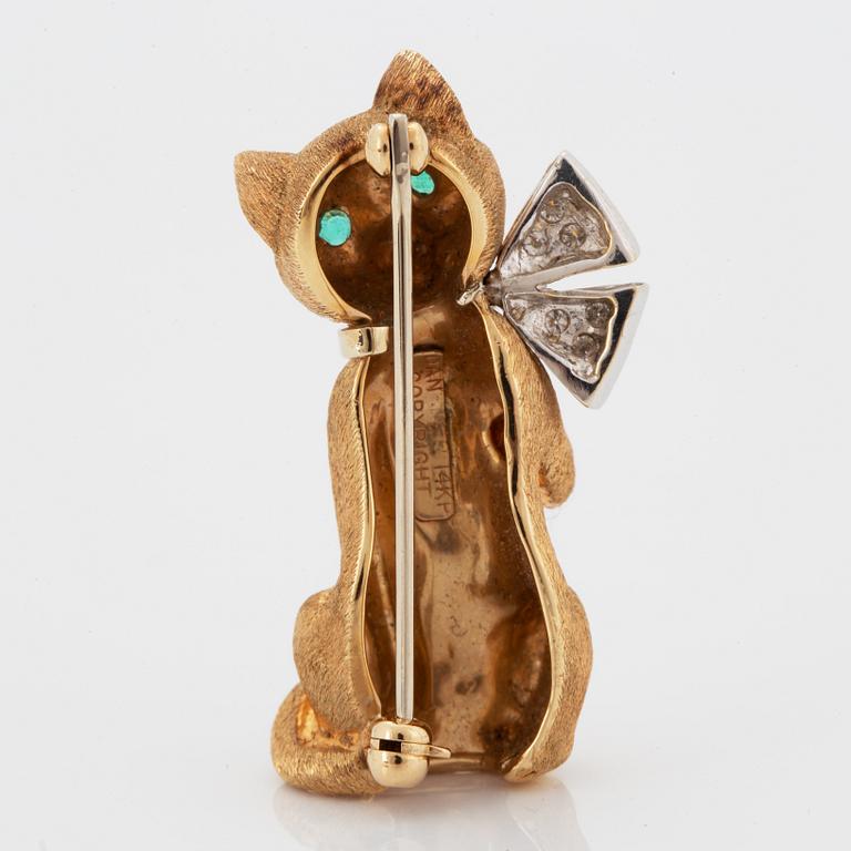 KATTBROSCH, Dankner, med runda briljantslipade diamanter och smaragder.