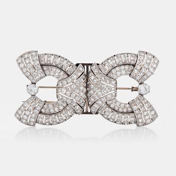 990. A double clip-brooch set with old- and eight-cut diamonds with a total weight of ca 5.50 cts.