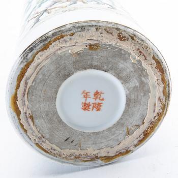 A Chinese 20th century porcelain vase.