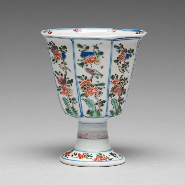 A famille verte octagonal Stem cup, Qing dynasty, Kangxi (1662-1722).