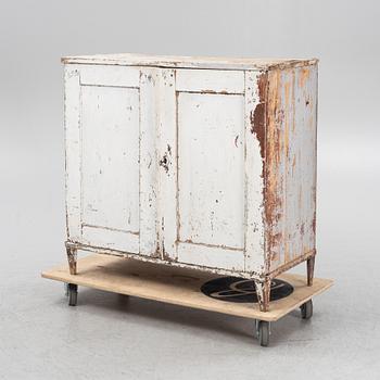 A painted cabinet from arond the year 1900.